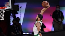 Jayson Tatum z Bostonu smeuje do koe Miami.