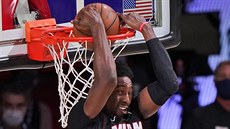 Bam Adebayo z Miami smeuje v utkání s Bostonem.