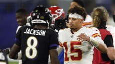 Lamar Jackson (8) z Baltimore Ravens blahopeje Patricku Mahomesovi z Kansas...