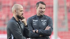 Brian Priske (vpravo), kouč fotbalistů Midtjyllandu, během předzápasového...