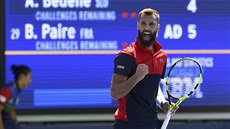 Francouz Benoit Paire slaví zisk bodu ve druhém kole US Open.