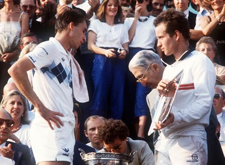 NECHTNÁ TROFEJ. John McEnroe (vpravo) s cenou pro poraeného finalistu Roland...