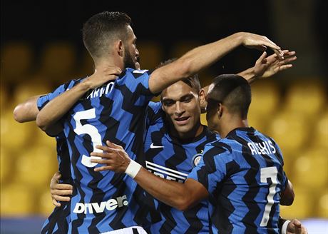 Lautaro Martínez (uprosted) z Interu se raduje se spoluhrái z gólu v zápase...