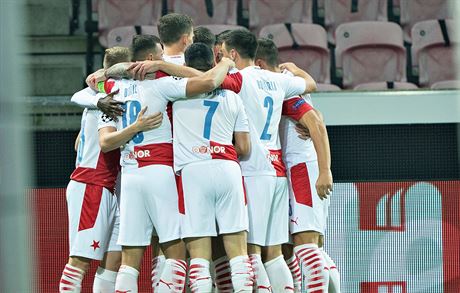 Fotbalisté Slavie se radují z gólu na hiti Midtjyllandu v odvet play off...