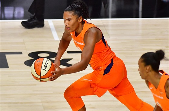 Alyssa Thomasová z Connecticutu v pátém semifinále WNBA.