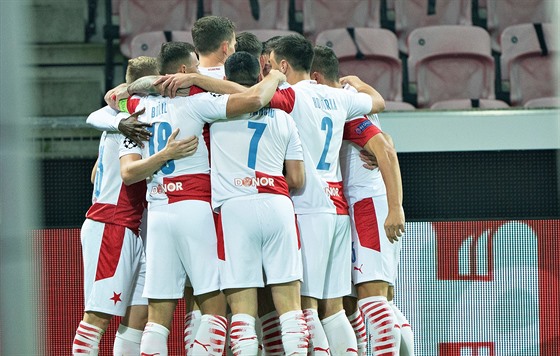 Fotbalisté Slavie se radují z gólu na hřišti Midtjyllandu v odvetě play off...