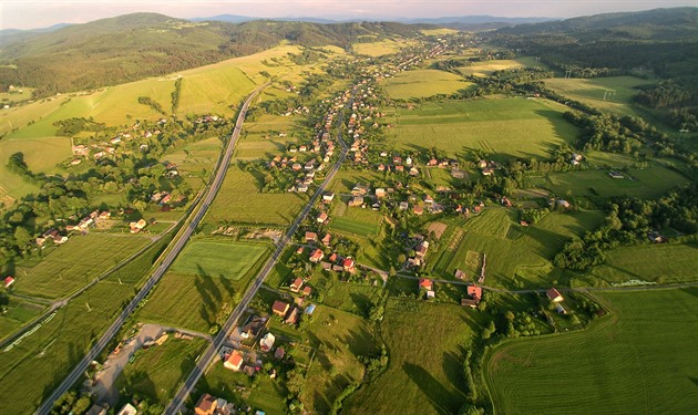 Obec Mosty u Jablunkova leí v podhí Beskyd nedaleko Tince.