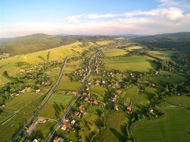 Obec Mosty u Jablunkova leí v podhí Beskyd nedaleko Tince.