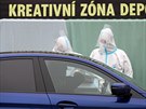 Lidé hlasují na stanoviti v Plzni pro lidi v karantén kvli koronaviru, kteí...