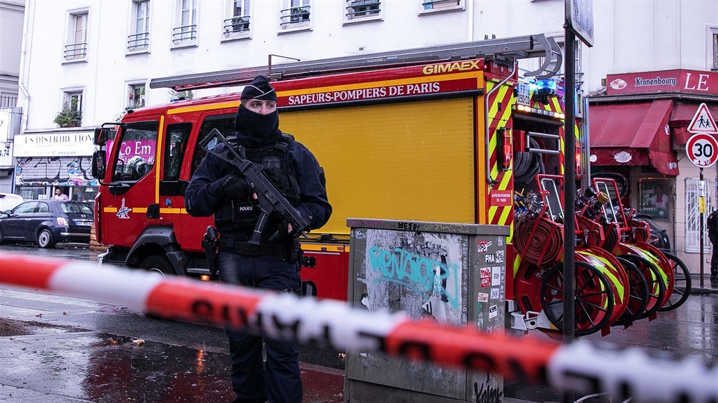 Nedaleko bývalého sídla týdeníku Charlie Hebdo napadl útočník s mačetou několik...