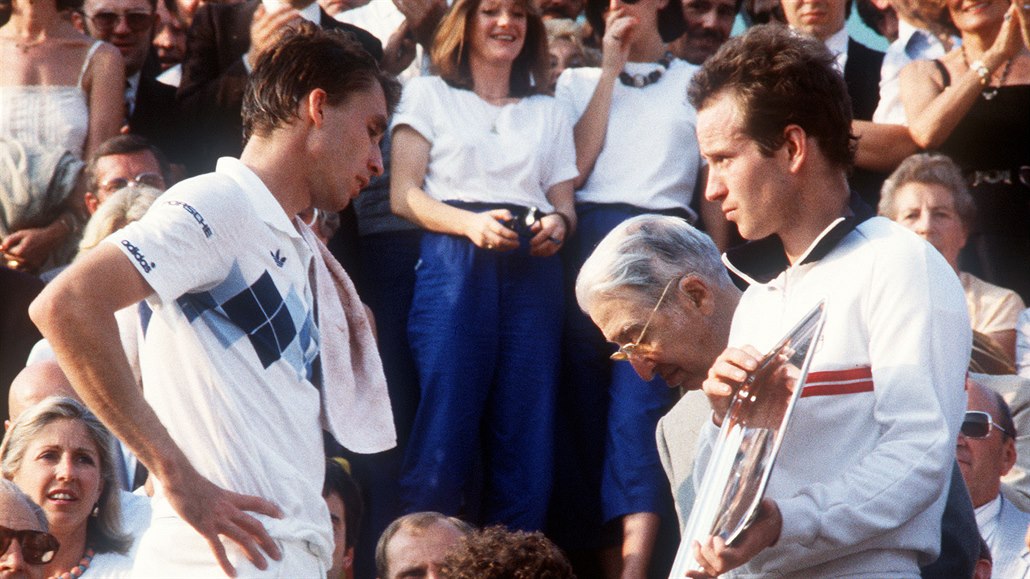 NECHTNÁ TROFEJ. John McEnroe (vpravo) s cenou pro poraeného finalistu Roland...