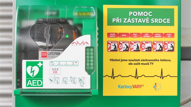 Nový stacionární inteligentní AED defibrilátor na centrální stanici městské hromadné dopravy Tržnice v Karlových Varech.