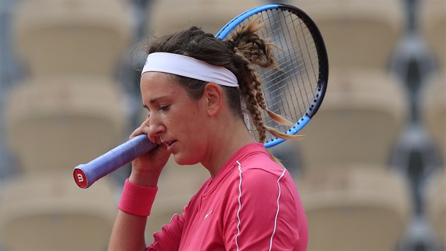 Viktoria Azarenkov z Bloruska smutn po vyazen ve druhm kole Roland Garros.