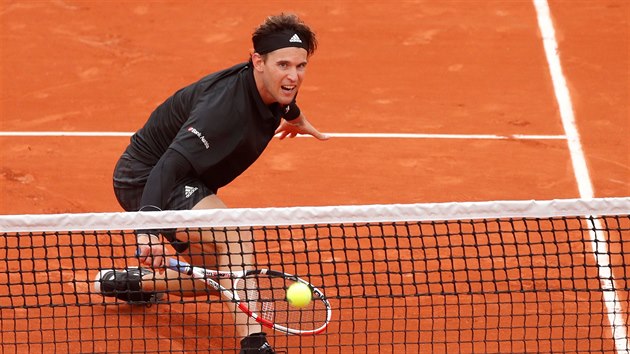 Rakuan Dominic Thiem zasahuje u st ve druhm kole Roland Garros.