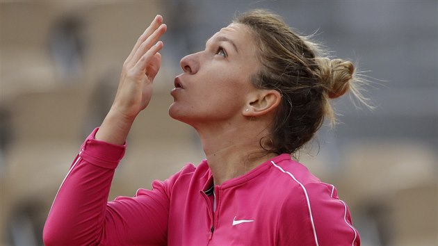 Rumunka Simona Halepov slav postup do tetho kola Roland Garros. (30. z 2020)