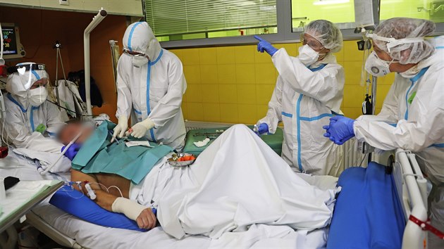 Pražská Nemocnice Na Bulovce znovu zprovoznila jednotku intenzivní péče pro pacienty s těžkým průběhem onemocnění covid-19. (29. září 2020)