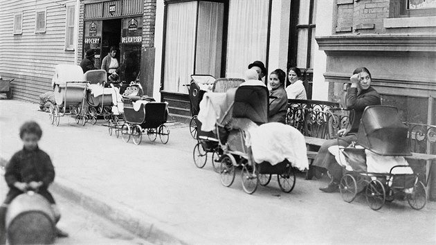 Margaret Sangerová v New Yorku založila kliniku na kontrolu porodnosti (na snímku), za což následně stanula před soudem. (1916)