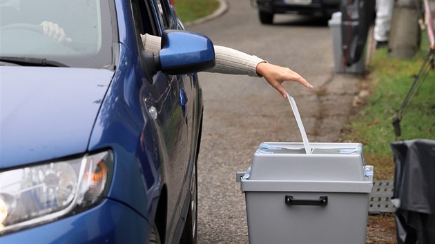 Lid hlasuj na stanoviti v Chebu pro lidi v karantn kvli koronaviru, kte zde mohou z auta odevzdat hlasy v krajskch a sentnch volbch. Takzvan drive-in stanovit jsou zzena v kadm z okres a otevena jsou od 07:00 do 15:00. (30. z 2020)