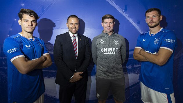 Radek Grill (druh zleva) vedle Stevena Gerrarda (druh zprava), trenra Rangers FC, s nm firma Tomket uzavela partnerstv.