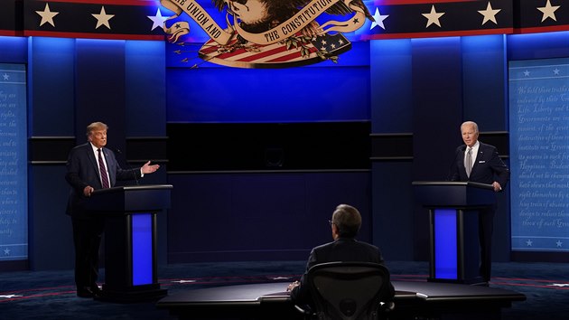 Prezident Donald Trump v pedvolebn debat se svm soupeem Joe Bidenem (30. z 2020).