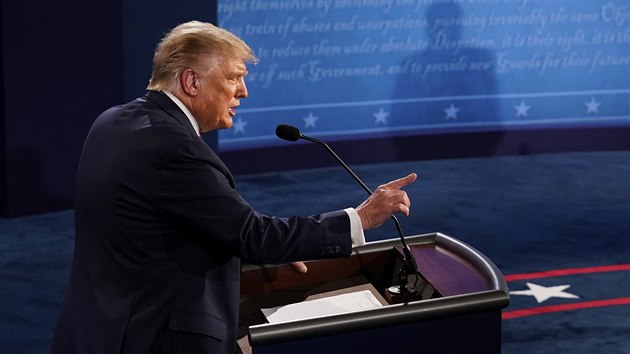 Prezident Donald Trump v pedvolebn debat se svm soupeem Joem Bidenem (30. z 2020).