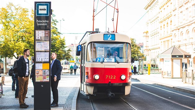 Na tramvajov zastvce Palackho nmst je od stedy v provozu prototyp novho zastvkovho oznanku. (30. z 2020)