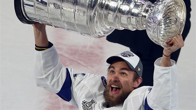 esk hokejov obrnce Jan Rutta zvedl v dresu Tampa Bay Lightning nad hlavu Stanley Cup.