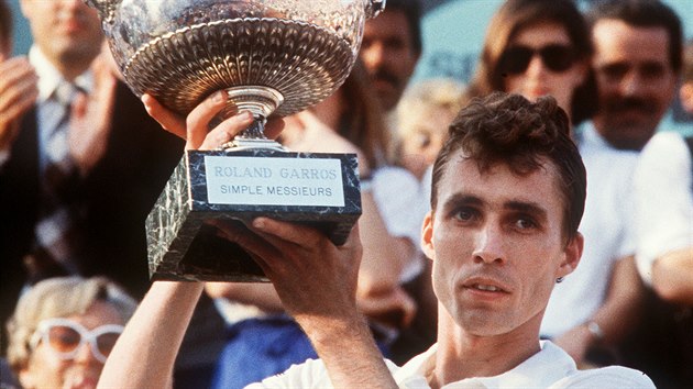 Ivan Lendl s pohrem pro ampiona Roland Garros v roce 1984