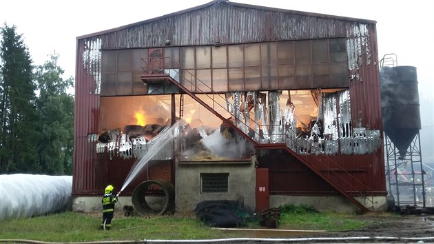 Hasiči bojují s požárem plechové skladovací haly v Suchém Dole na Náchodsku (30.9.2020).