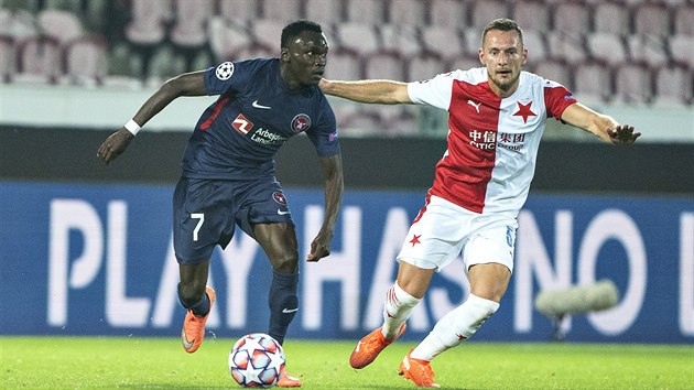 Pione Sisto z Midtjyllandu vym��l�, co prov�st s balonem, br�n� jej sl�vista Vladim�r Coufal.