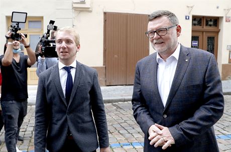 Poslanec Zbynk Stanjura (vpravo) pichází do praského volebního tábu ODS....