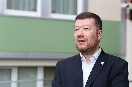 Pedseda SPD Tomio Okamura pichází do praského volebního tábu strany. (3....