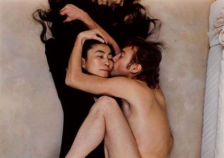 Slavný portrét Johna Lennona a Yoko Ono od fotografky Annie Leibovitz je ve...