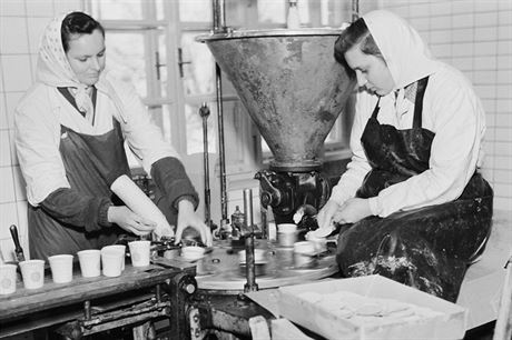 Výroba smetanového krému Pribináek v roce 1955.
