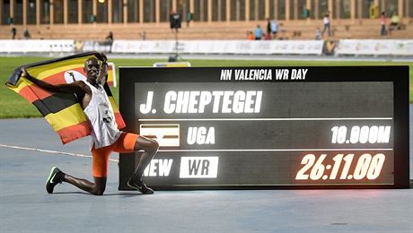 Joshua Cheptegei pózuje ve Valencii s hodnotou svého svtového rekordu na...