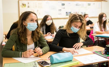 Studenti Stední prmyslové koly ve Zlín vymní vyuování v roukách za dva...