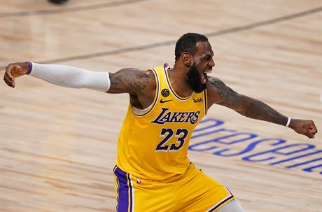LeBron James z LA Lakers se raduje bhem tvrtého finále NBA.