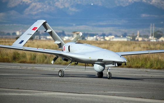 Turecký bojový dron Bayraktar TB2 na Severním Kypru (19. prosince 2020)