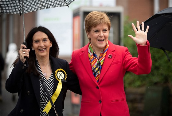 Margaret Ferrierová (vlevo) s éfkou Skotské národní strany Nicolou...