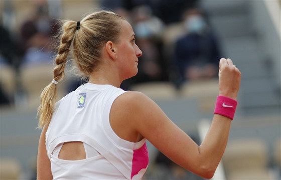 Petra Kvitová oslavuje vítězný úder v semifinále Roland Garros.