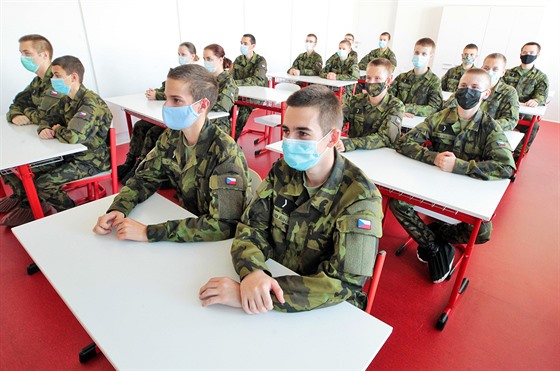 Žáci nově otevřené pobočky Střední vojenské školy v Moravské Třebové, která začala fungovat pod křídly sokolovské ISŠTE, si užili jen dva dny standardní výuky.