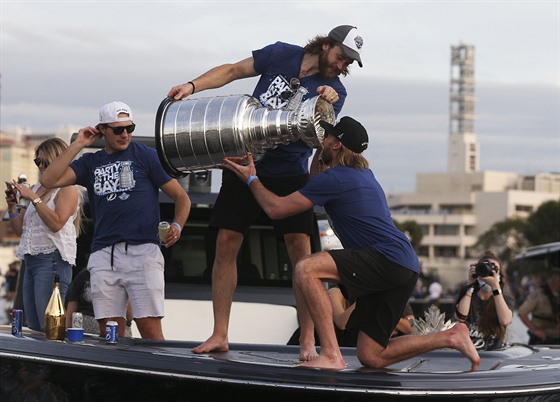 Victor Hedman napájí spoluhráe Stevena Stamkose pímo ze Stanley Cupu