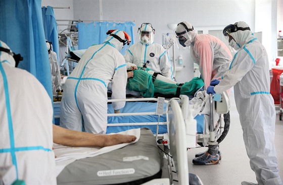 Lékaři ošetřují nemocné s koronavirem v nemocnici v polské Varšavě. (26. května...