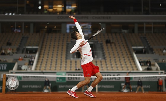 Srb Novak Djokovič podává během zápasu třetího kola Roland Garros.