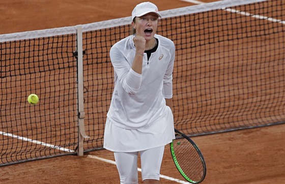 Iga wiateková z Polska slaví postup do tvrtfinále Roland Garros.