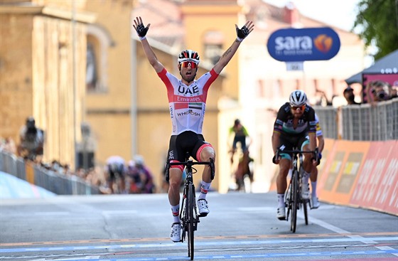 Ital Diego Ulissi slaví vítzství ve druhé etap Gira.