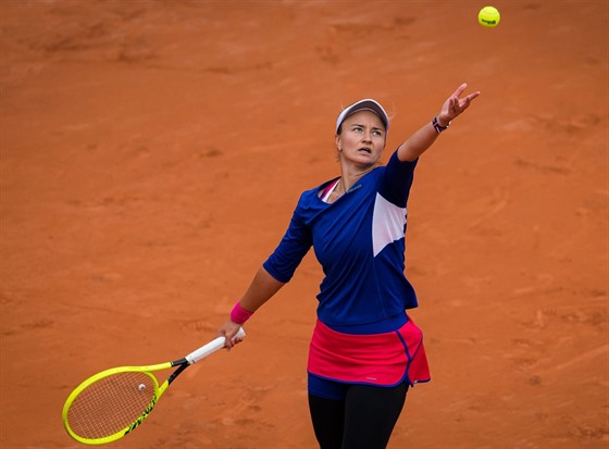 eská tenistka Barbora Krejíková podává v osmifinále Roland Garros.