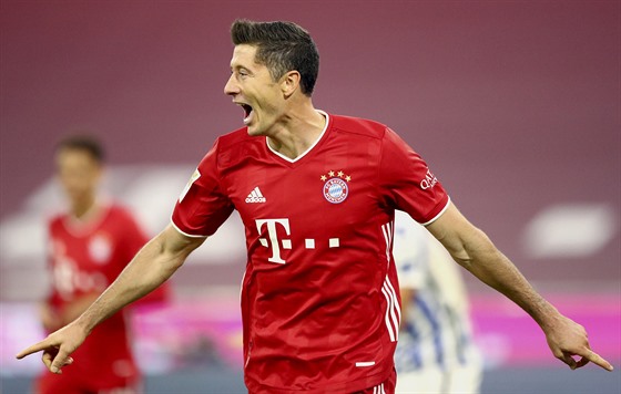 Robert Lewandowski z Bayernu se raduje z gólu do sít Herthy.