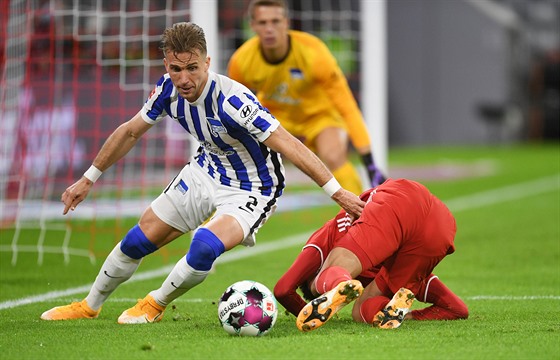 Peter Pekarík (vlevo) s Herthy se dere za balonem.