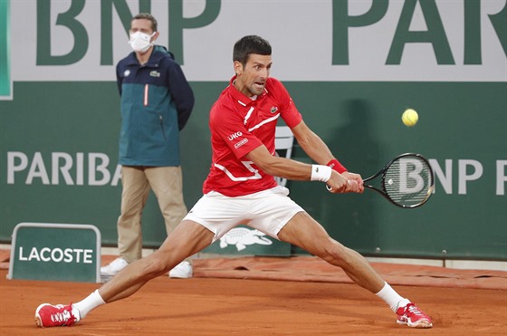 Srb Novak Djokovi se natahuje po balonku v semifinále Roland Garros.